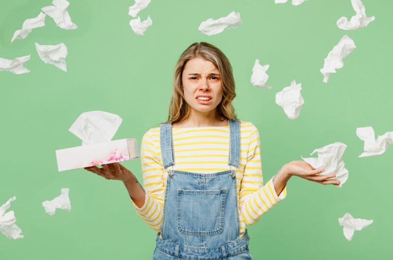 Allergie-oder-Erklaeltung-fragt-sich-die-Frau-in-diesem-Beitragsbild