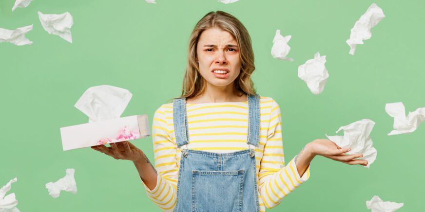 Allergie-oder-Erklaeltung-fragt-sich-die-Frau-in-diesem-Beitragsbild