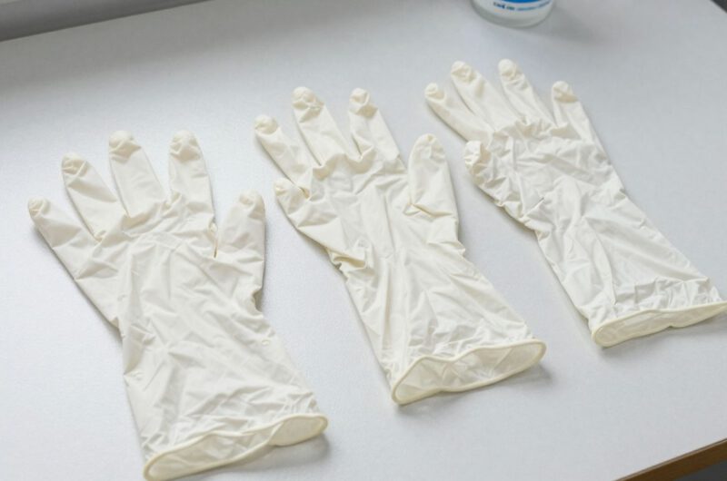 Einweg-Nitrilhandschuhe: Materialeigenschaften, Normen und Auswahlkriterien im professionellen Kontext