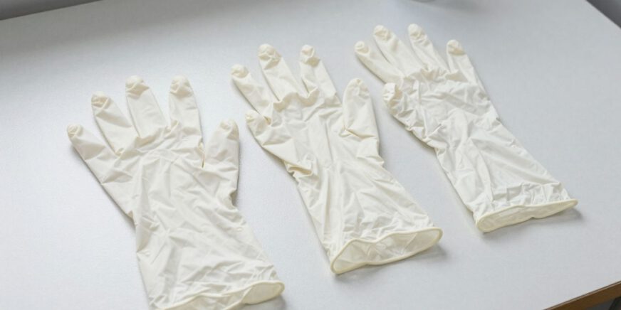 Einweg-Nitrilhandschuhe: Materialeigenschaften, Normen und Auswahlkriterien im professionellen Kontext
