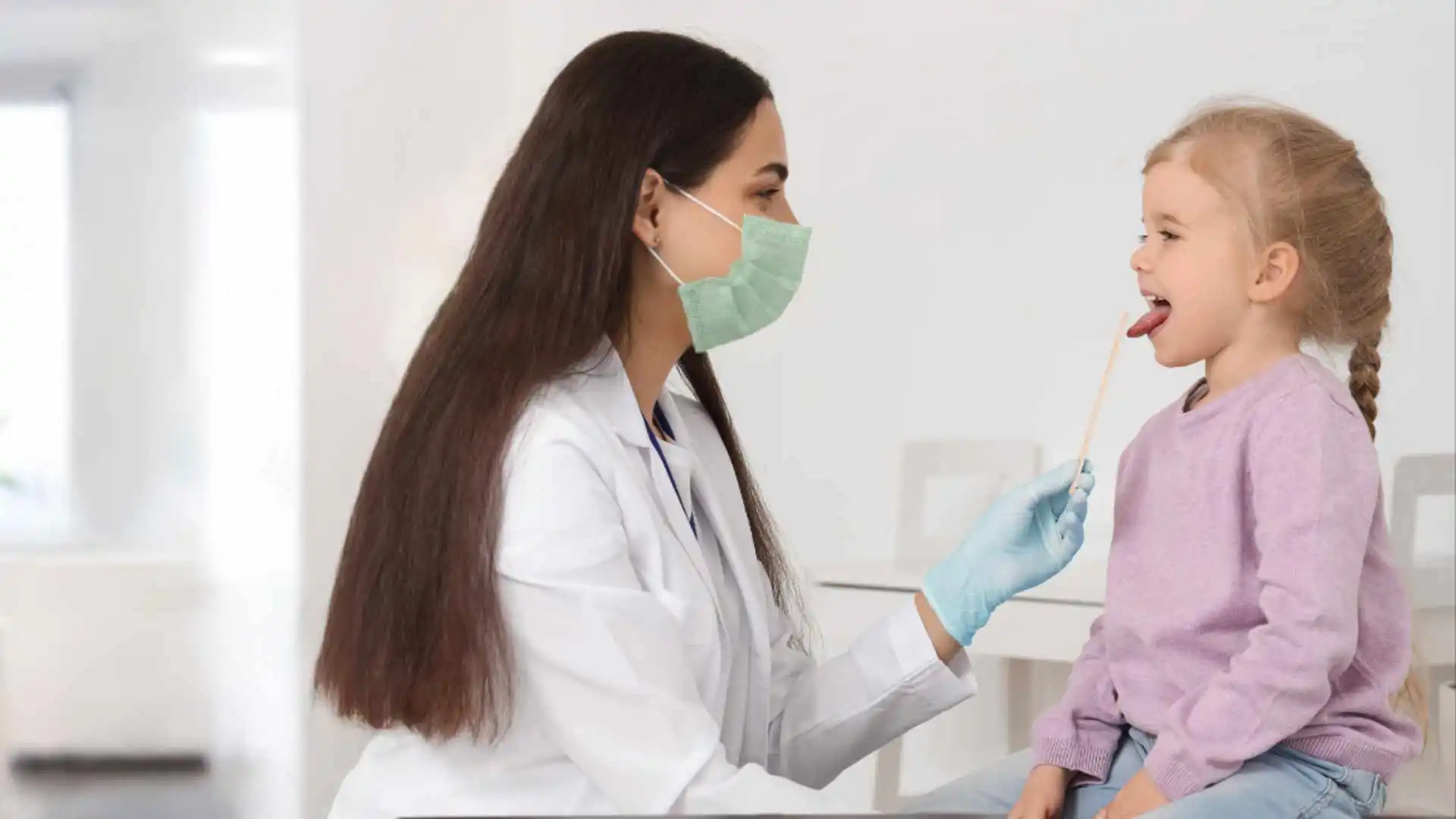 Ärztin untersucht Patientin im hygienisch ausgestatteten Behandlungszimmer