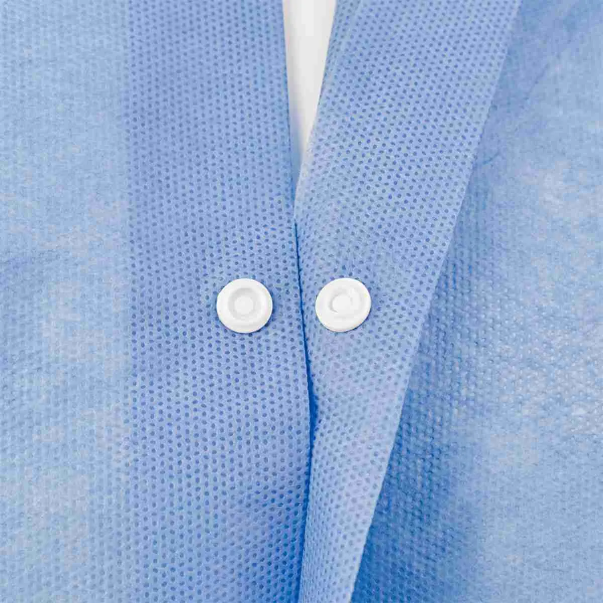 Detailaufnahme des Druckknopfverschlusses der MaiMed® Thermojacke für schnelles An- und Ausziehen