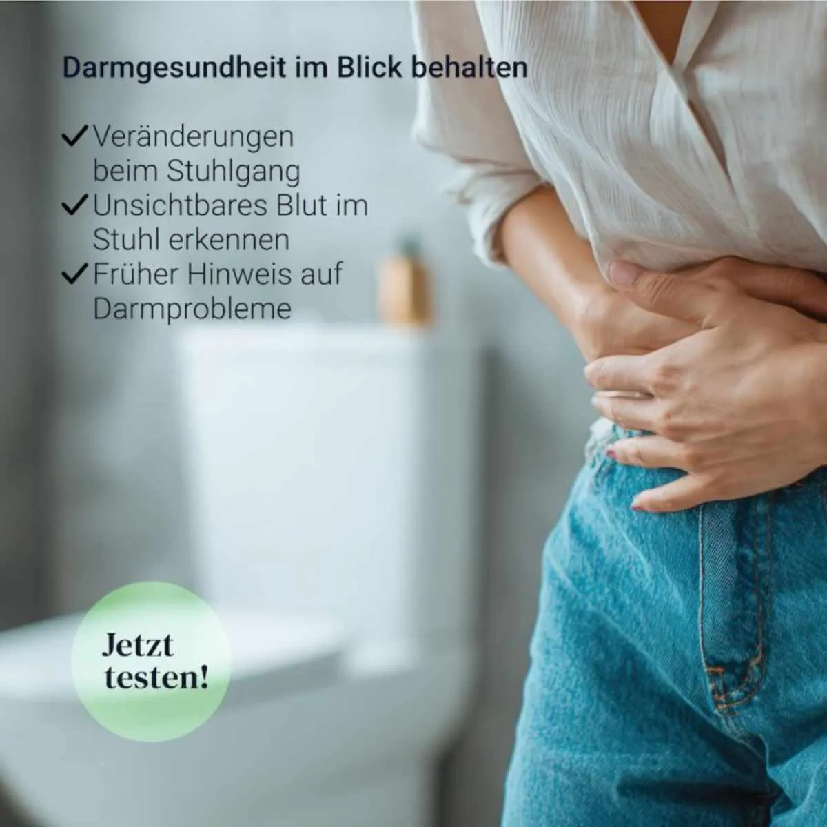 Frau hält sich den Bauch – Darmgesundheit-Selbsttest als Vorsorgemöglichkeit zuhause