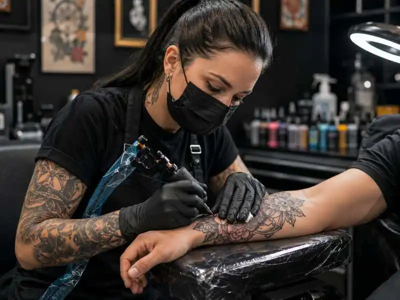 Professionelle Anwendung mit schwarzen Nitrilhandschuhen