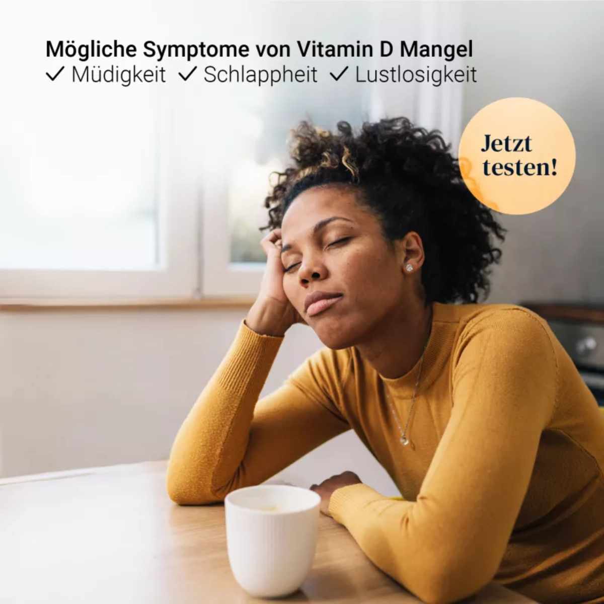 Typische Symptome eines Vitamin-D-Mangels wie Müdigkeit, Schlappheit und Lustlosigkeit bei einer Frau im Alltag