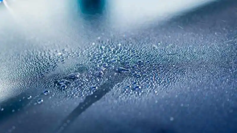 Desinfektionsspray perlt auf Oberfläche