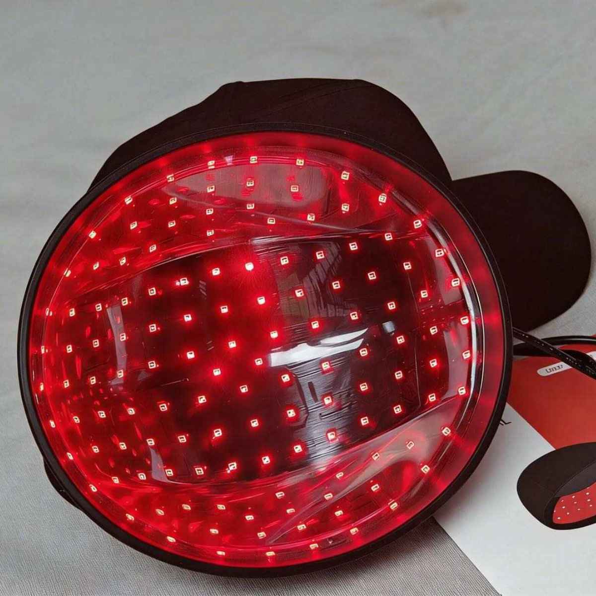 Innenansicht der Laser Cap 128 mit roten LED-Lasern