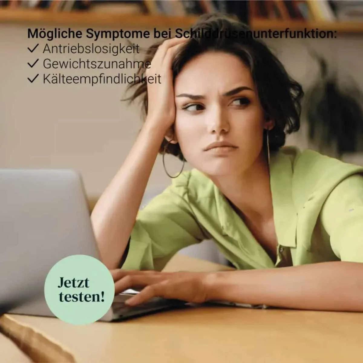 Erschöpfte Frau am Laptop – mögliche Anzeichen einer Schilddrüsenunterfunktion wie Antriebslosigkeit und Kälteempfindlichkeit